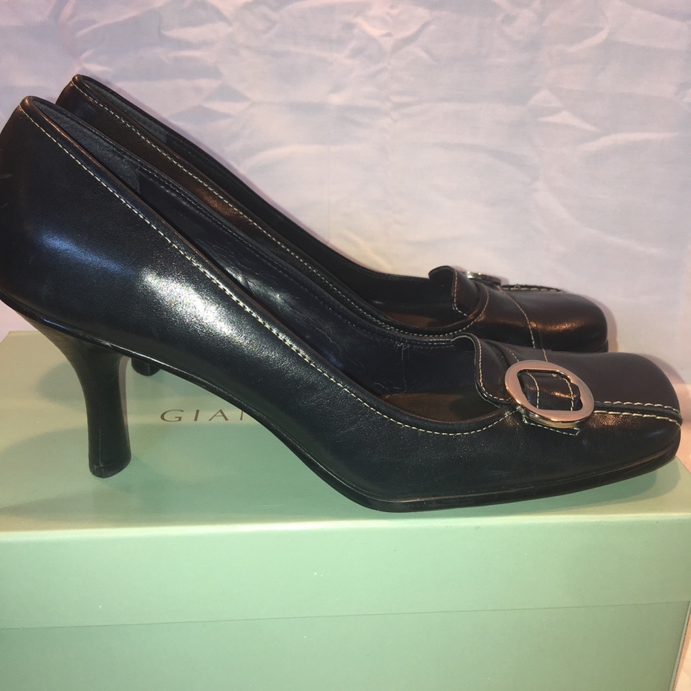 Women’s Gianni Bini Leather Pumps Navy
